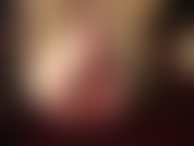 Um raro exemplo de pés descalços, unhas dos pés pintadas de vermelho, meia-calça rasgada.