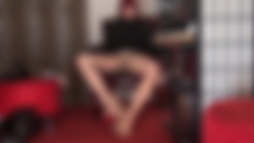 Minha sub viciada em nylon... Os pés da minha senhora estão segurando firmemente seu pau de escravo coberto de nylon enquanto sua meia-calça perfumada é pressionada em seu rosto, com a saliva escorrendo em suas coxas brilhantes.