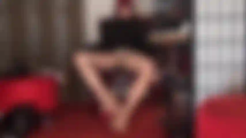 Minha sub viciada em nylon... Os pés da minha senhora estão segurando firmemente seu pau de escravo coberto de nylon enquanto sua meia-calça perfumada é pressionada em seu rosto, com a saliva escorrendo em suas coxas brilhantes.