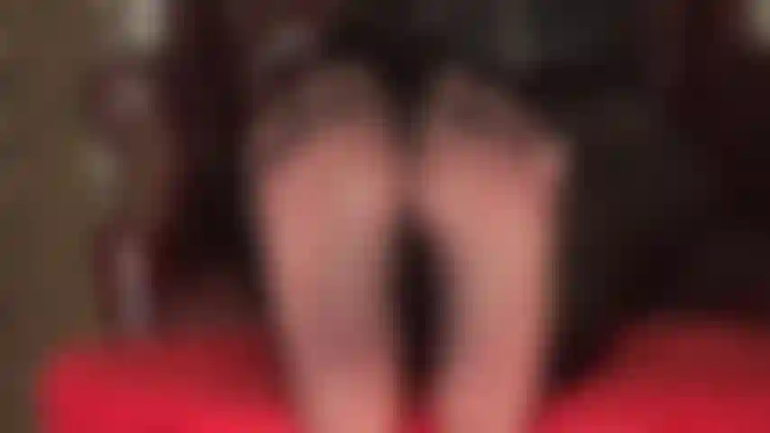 A senhora coloca suas solas de náilon para cima para que você possa adorá-las e inalar seu maravilhoso aroma.