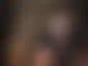 Vestida de borracha. Com fetiche por látex.