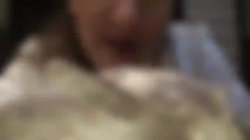 Uso luvas de cetim cor marfim e meias-calças marrons totalmente modeladas, sobre meia-calça nude.