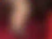 Com solas de meia-calça nude macias e brilhantes e dedos balançando lentamente.