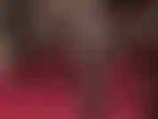 Usando e balançando sapatos pretos de salto alto. Meia-calça, salto alto, fetiche por pés.