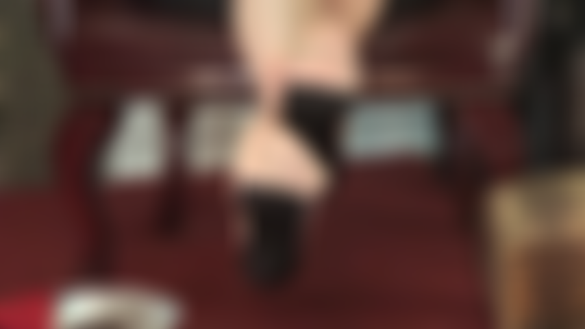 Com os dedos dos pés se mexendo em uma meia-calça nude com costura - os dedos transparentes dessa meia-calça dão água na boca, enquanto a sola é preta sólida, convidativa para lamber.