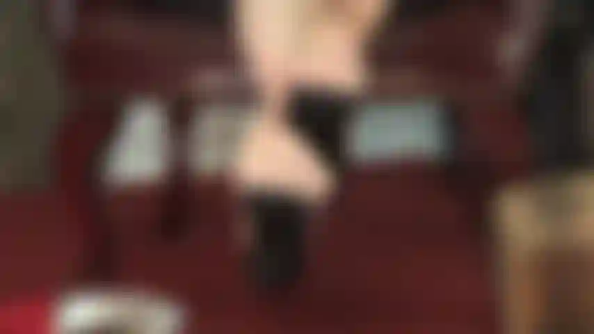 Com os dedos dos pés se mexendo em uma meia-calça nude com costura - os dedos transparentes dessa meia-calça dão água na boca, enquanto a sola é preta sólida, convidativa para lamber.