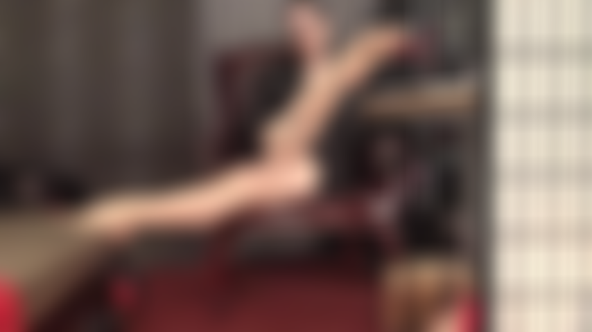 Apaixonada pelas pernas e pés da senhora vivian - aproveite essa provocação sensual em meia-calça nude brilhante, com e sem mules de couro preto.