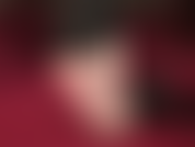 Com um pau descalço pisoteando um vibrador preto.