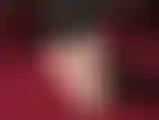 Com um pau descalço pisoteando um vibrador preto.