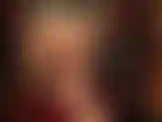 A senhora provoca com uma meia-calça lilás bem transparente, exibindo sua bunda coberta de náilon e seus pés macios de meia-calça.