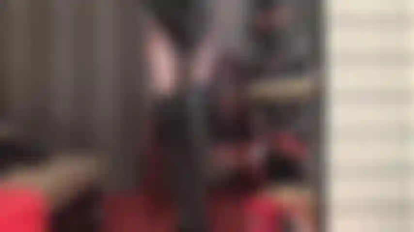 Que adora botas e luvas de couro preto - a amante se entrega ao seu fetiche por couro preto com um par de botas de salto alto e luvas extra longas.