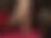 Brinco com sapatos e fico balançando, deixando cair o sapato, provocando os pés.