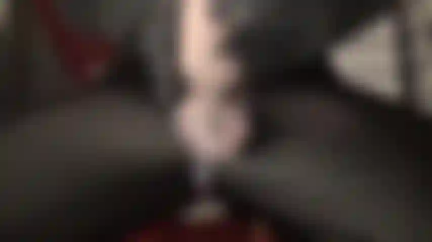 Com uma cinta-liga branca e grossa e um decote provocante - a amante deixa você com fome de pau por aquela carne branca e grossa.