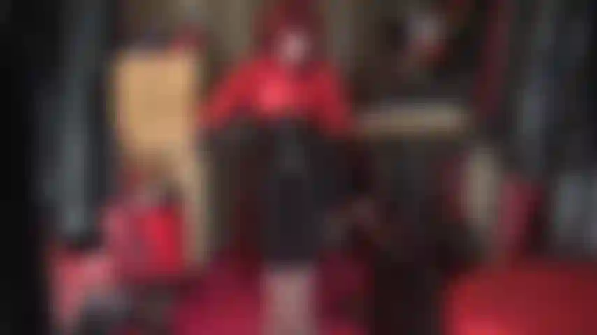 Foda minhas coxas, escrava! A senhora vivian te ordenha entre suas leggings de spandex e usando suas luvas de couro pretas, não só para bater em seu traseiro nu enquanto você está curvado sobre meus joelhos, fodendo minhas pernas...