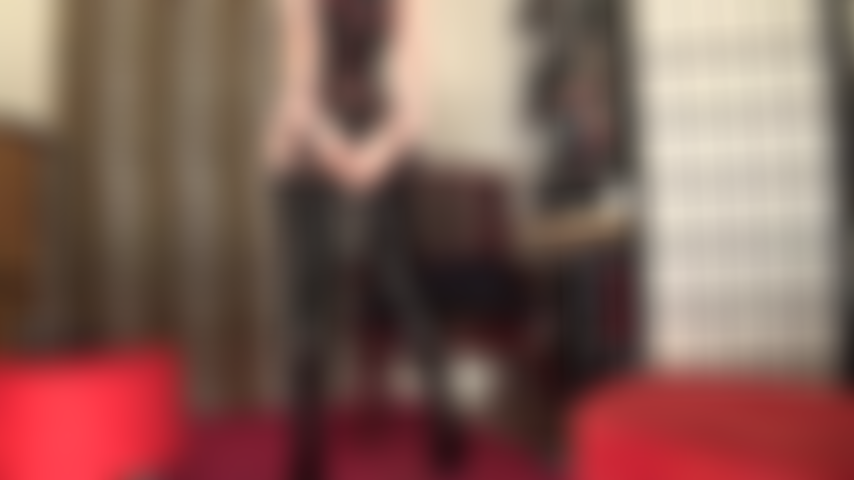 Aguento essa punheta violenta com a senhora vivian vestida com uma camisinha preta brilhante, muita surra e brincadeiras com a respiração, sufocada pela minha mão enluvada de látex... Talvez eu deixe você gozar por cima das minhas botas.