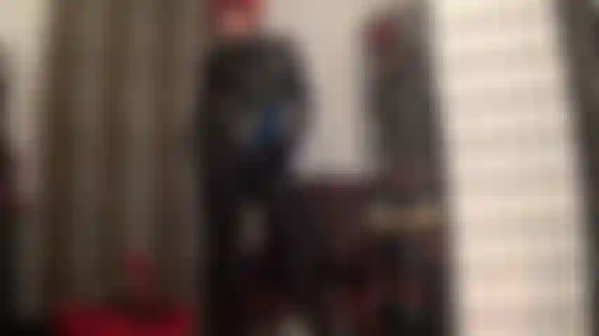 A senhora combina meia-calça de lycra preta brilhante com um body holográfico preto. Uma roupa fetichista fina à qual você simplesmente não conseguirá resistir. Você se acaricia enquanto as luvas de couro provocam suas curvas...