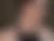 Satisfaça seu fetiche por luvas de cetim macio e brilhante. A senhora provoca com dois pares de luvas longas, douradas e champanhe.