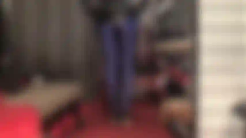 Uso meia-calça azul marinho de spandex e pvc - lycra tão macia e brilhante, a patroa provoca com seus pés, pernas e bunda neste par de meia-calças brilhantes.