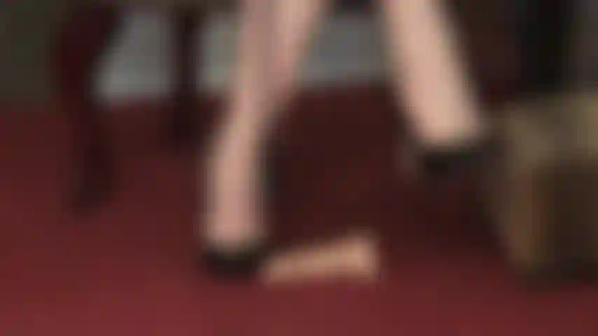 Usando chicote e pisando em salto alto - seu pequeno e inútil pinto patético aos pés da patroa deve ser punido.