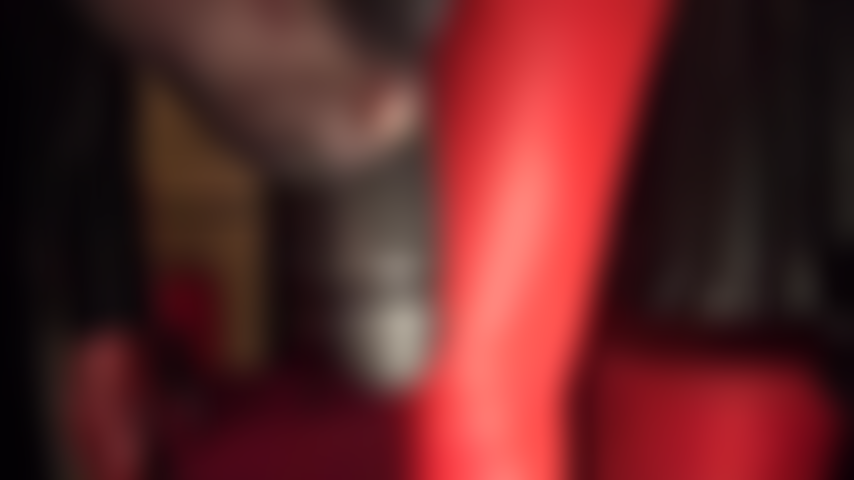 Amante de pés e prostituta de cinta-liga sendo penetrada pelo pé de náilon da patroa. A patroa provoca com seu enorme pau preto e seus pés sensuais de meia-calça antes de pisar e chutar um vibrador macio.