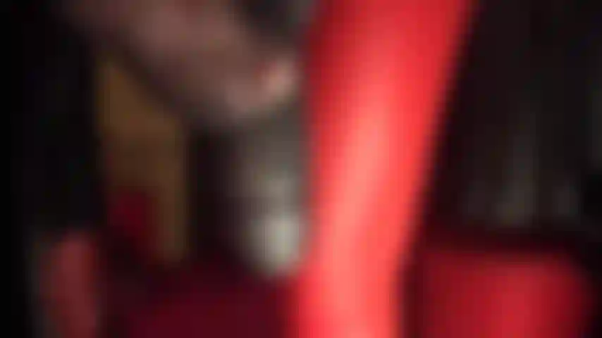 Amante de pés e prostituta de cinta-liga sendo penetrada pelo pé de náilon da patroa. A patroa provoca com seu enorme pau preto e seus pés sensuais de meia-calça antes de pisar e chutar um vibrador macio.