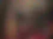 Uma cinta-liga preta enorme, botas altas de couro, um pau enorme na saia - vejo você babando enquanto esse pau preto gigante aparece por baixo da minha saia. Você está tão ansiosa para ser fodida com ele.