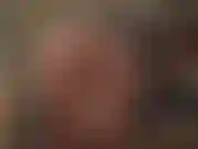 A senhora olha para você enquanto você adora sua bunda redonda fantástica em meia-calça marrom escura e um grande pau branco.