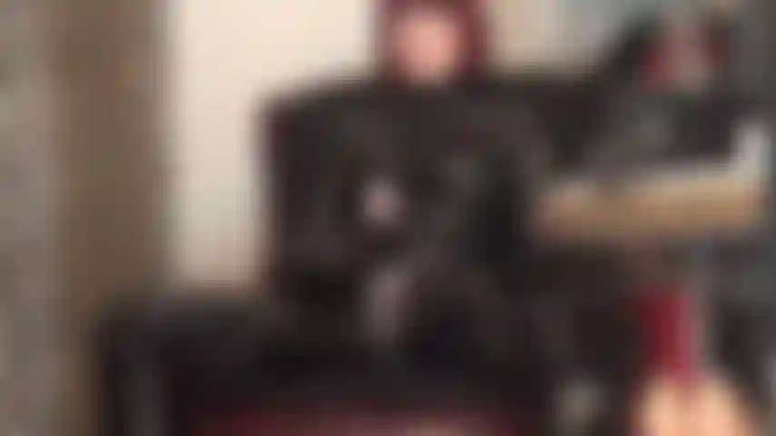 Dominando com cinta-liga - a amante, vestida com um macacão preto brilhante de pvc, faz seu pau grande e gostoso parecer ainda mais delicioso para você. Tudo o que você deseja é sentir esse pau descansando no seu rosto enquanto chupa as bolas da amante.