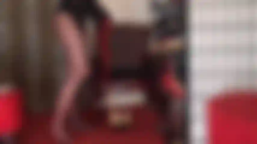 Uma meia-calça vermelha com um pau preto gigante no meio para você chupar, minha vagabunda. Isso deixa seu pintozinho excitado, não é? Vamos enfiar esse pinto minúsculo numa meia enquanto você dá prazer ao pauzão e se esfrega nesse pauzão todo.