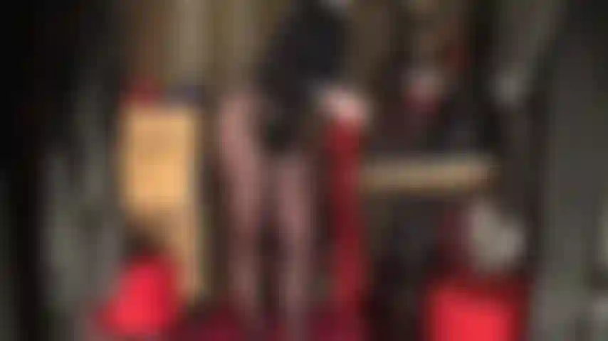 Uau, tantas camadas brilhantes de meia-calça e meias. Sua deusa de náilon provoca com bunda, pernas e pés em meias brilhantes.