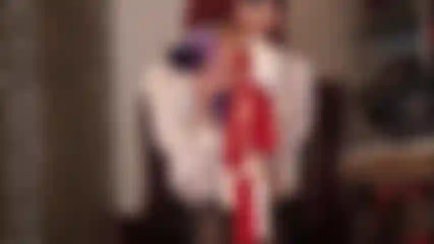 Punheta com luvas de cetim - a sensação sedosa de um par de luvas de cetim acariciando suavemente seu pau, suas bolas, sua bunda...