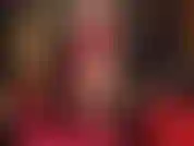 Meia-calça brilhante é o seu fetiche. A senhora te provoca com um de seus pares dourados favoritos, exibindo seu corpo incrível, pernas longas, bunda perfeita, coxas e pés sensuais.