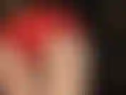 Uau, olha você babando na minha bunda perfeita e redonda, com um shortinho vermelho brilhante de cetim. Aposto que vou deixar seu pau inchado pingando sem controle enquanto esse shortinho desce e a calcinha de cetim é revelada...