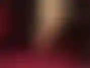 Adorando pés de meia-calça com sandálias vermelhas de tiras no tornozelo. A senhora aponta e curva seus lindos dedos, exibindo aqueles maravilhosos arcos altos em meias de náilon nude.