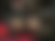 Uma deusa strapon em couro preto.