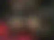 Uma deusa strapon em couro preto.