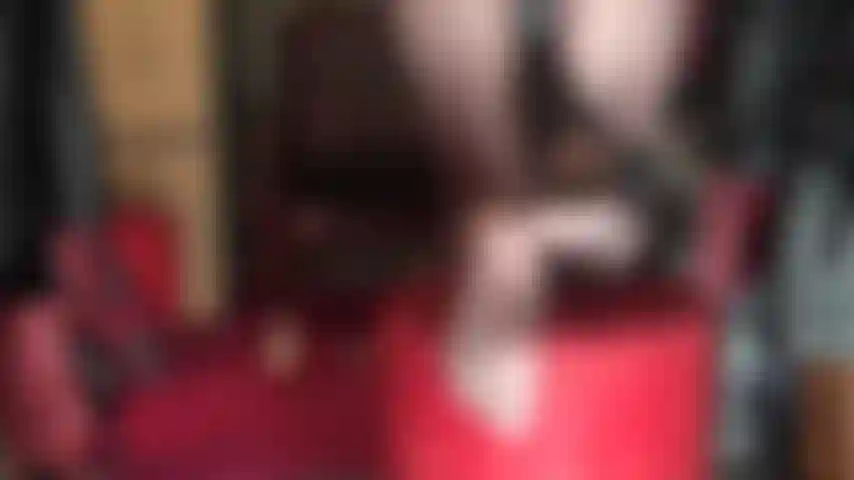 A senhora está sentada de pé com uma enorme cinta-liga preta. Adoro minha bunda coberta de meia-calça, solas de náilon e meu pau grande enquanto o acaricio com luvas de couro.