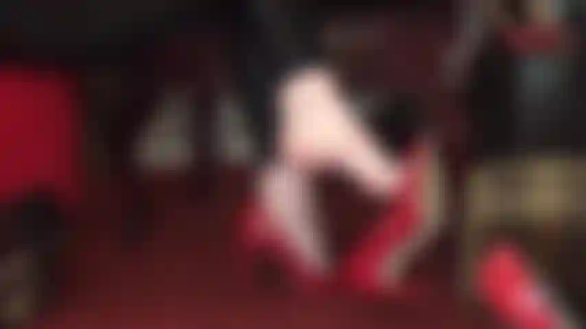 Barefoot tease - pés descalços em sapatos de couro vermelho, dedos balançando.