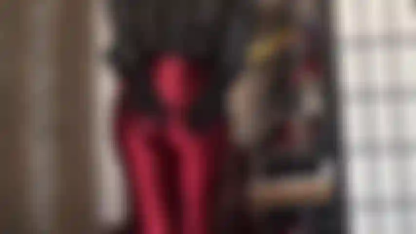 Você admira minha bunda fantástica em tudo que é justo e brilhante, desde uma calça de cetim brilhante até uma meia-calça bege.