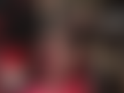 Vestida com seu longo casaco de vinil preto brilhante, sua deusa de náilon exibe suas pernas longas incríveis e pés sensuais em meia-calça preta transparente clássica.