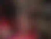 Vestida com seu longo casaco de vinil preto brilhante, sua deusa de náilon exibe suas pernas longas incríveis e pés sensuais em meia-calça preta transparente clássica.