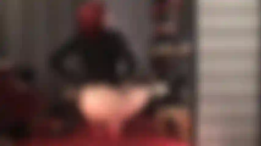 Me masturbo para a bunda provocante da amante, de meia-calça e fio dental branco puxado bem alto - agachada em mules vermelhos de salto alto, a amante exige que você bata no seu pau sem parar.