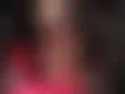 A senhora calça meias de látex transparentes, sensuais e brilhantes, de cor nude, com costuras, provocando com suas pernas longas e sensuais e seus lindos dedos.