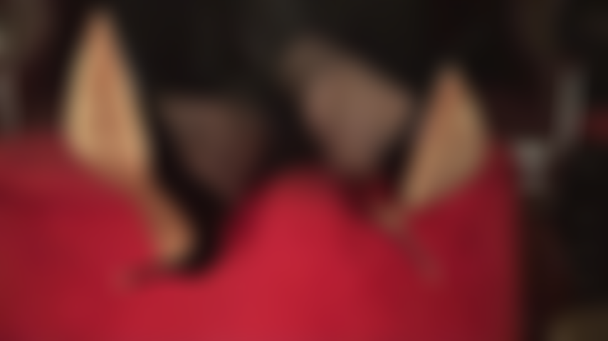 Fetiche por meias-calças e leggings duplamente penduradas, sapatos pretos de verniz muito brilhantes.