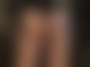 Uso tanga sobre meias brilhantes, adoro bunda seguida de uma breve provocação com uma cinta-liga preta de 8 polegadas.