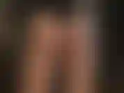 Uso tanga sobre meias brilhantes, adoro bunda seguida de uma breve provocação com uma cinta-liga preta de 8 polegadas.