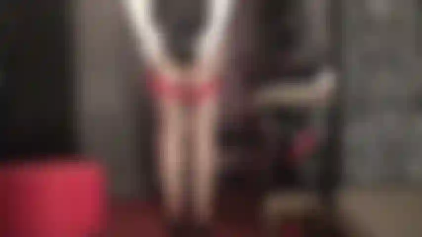 Apaixonada pela bunda e pernas da minha amante - meias-ligas sensuais, a bunda irresistível da minha amante e suas mãos enluvadas no seu pau.