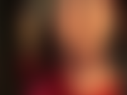 Com pés e bunda de meia-calça bege brilhante, em um body de pvc brilhante que você adoraria esfregar em si mesma.