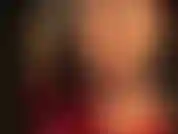 Com pés e bunda de meia-calça bege brilhante, em um body de pvc brilhante que você adoraria esfregar em si mesma.