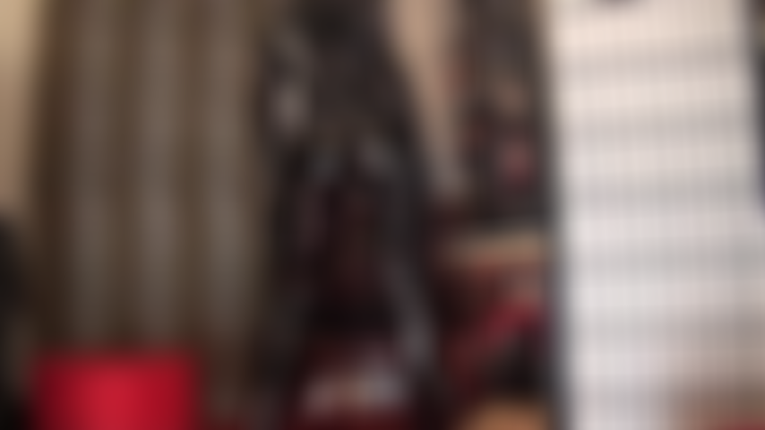 A perfeição do macacão de vinil preto - a amante vivian exibe suas curvas brilhantes de perfeição.